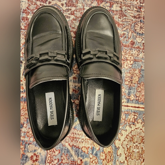 Steve Madden Aerin Lug Sole Chain Design Chunky Heel Loafer - Picture 3 of 9